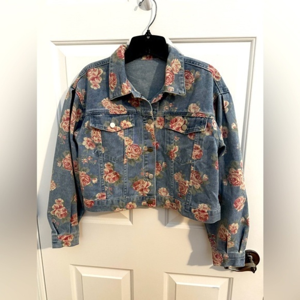 NWT Dazy floral roses crop jean jacket size Small